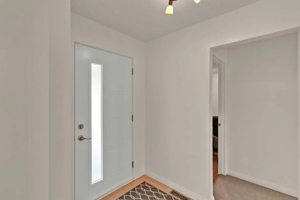 19 Maryvale Crescent NE, Calgary — photo 4 of 39