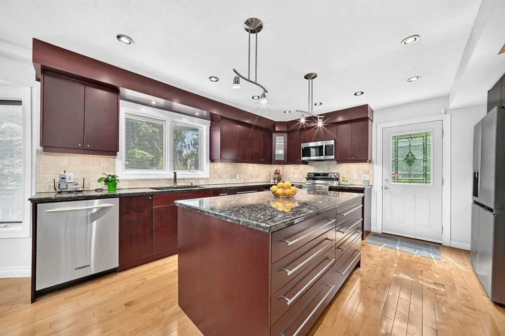 316 Parkland Way SE, Calgary — photo 4 of 40