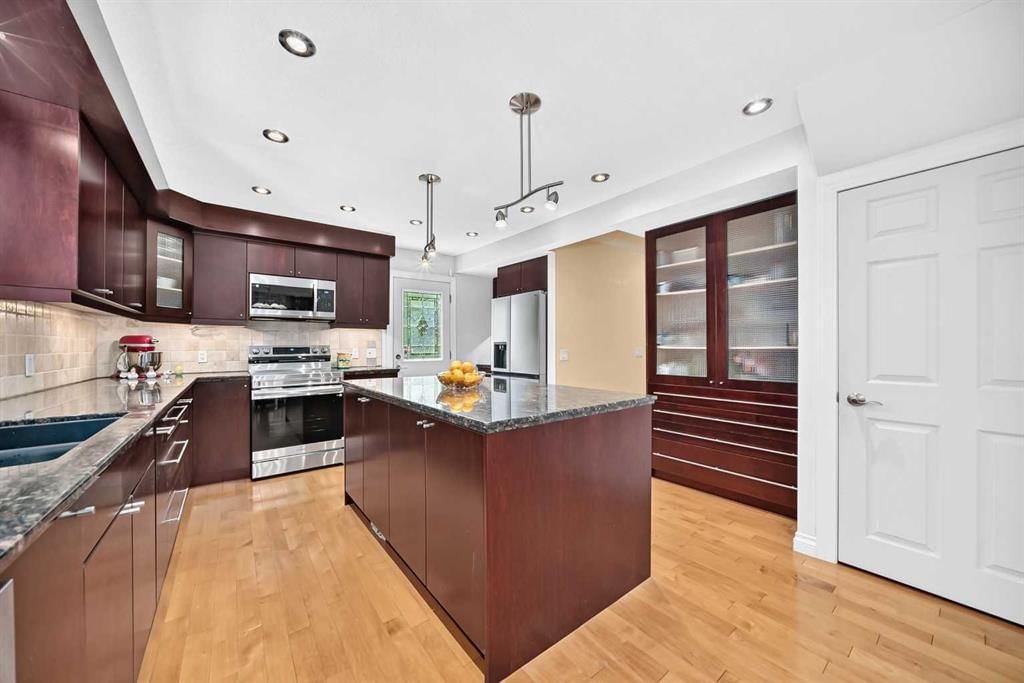 316 Parkland Way SE, Calgary — photo 5 of 40