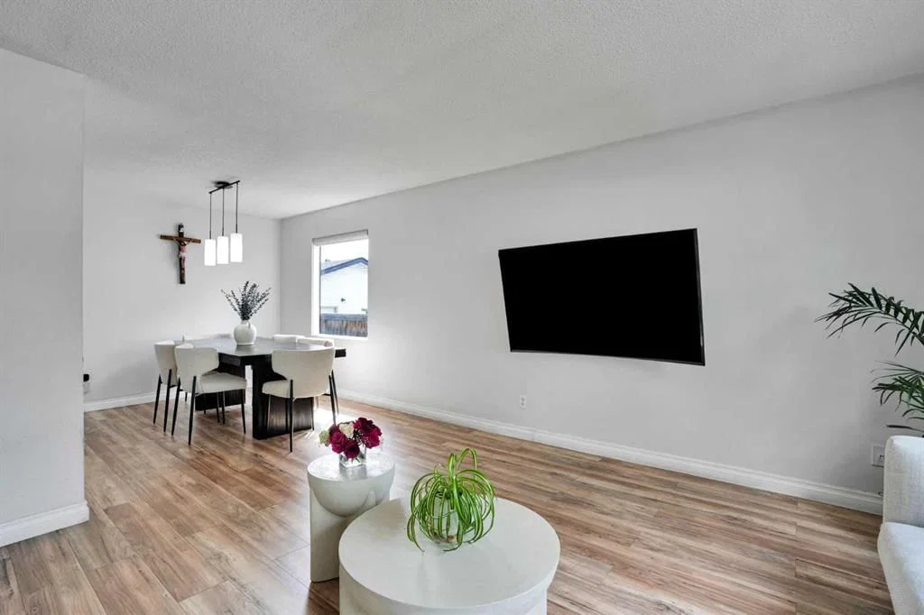 6070 Madigan Drive NE, Calgary — photo 3 of 29