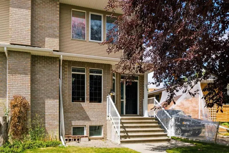 256 43 Avenue NW, Calgary — photo 2 of 48