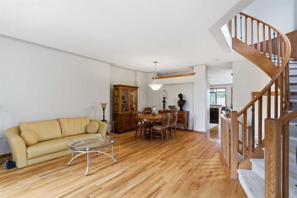 256 43 Avenue NW, Calgary — photo 5 of 48