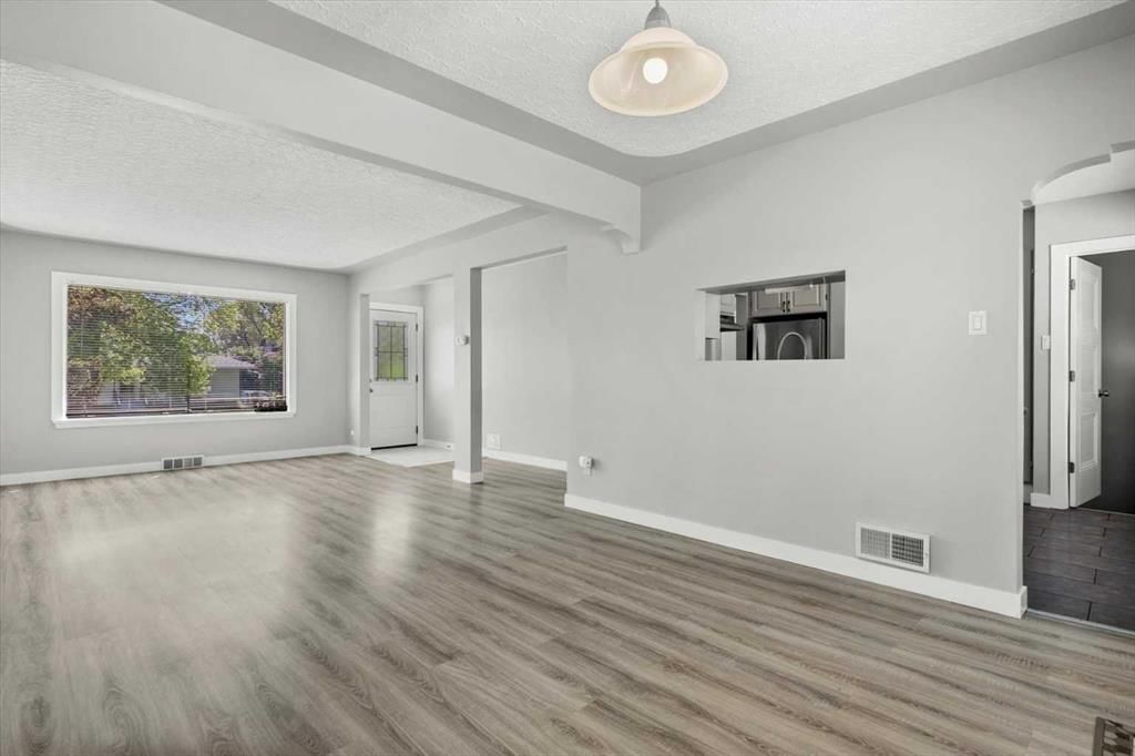 1615 22A Street NW, Calgary — photo 4 of 30