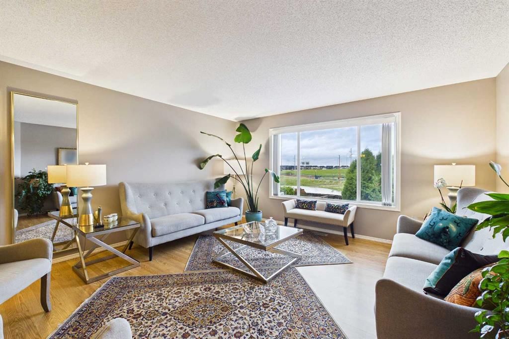 279 Valley Brook Circle NW, Calgary — photo 5 of 49