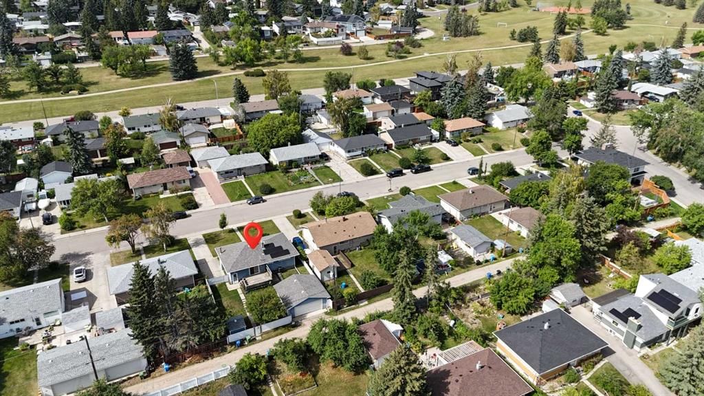 50 Thornlee Crescent NW, Calgary — photo 3 of 39