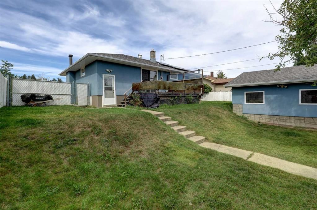 50 Thornlee Crescent NW, Calgary — photo 4 of 39
