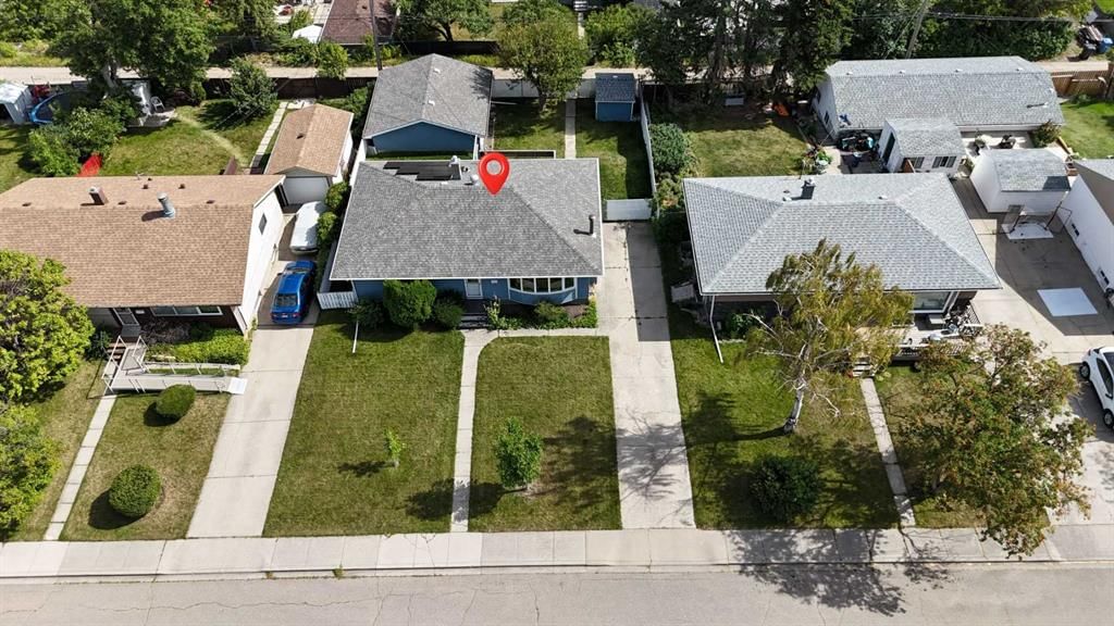 50 Thornlee Crescent NW, Calgary — photo 5 of 39