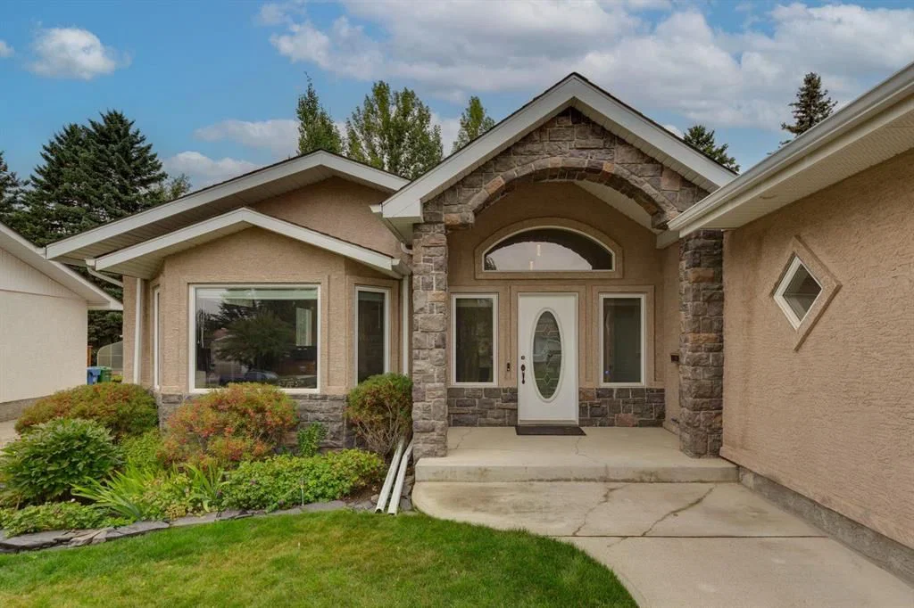 5815 Dalhousie Drive NW, Calgary — photo 3 of 37