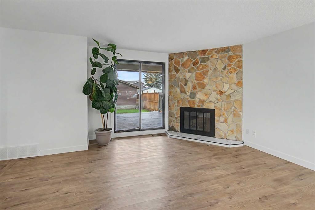 6304 28 Avenue NE, Calgary — photo 5 of 42