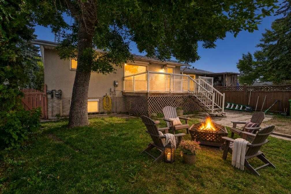 156 Dovely Crescent SE, Calgary — photo 3 of 33