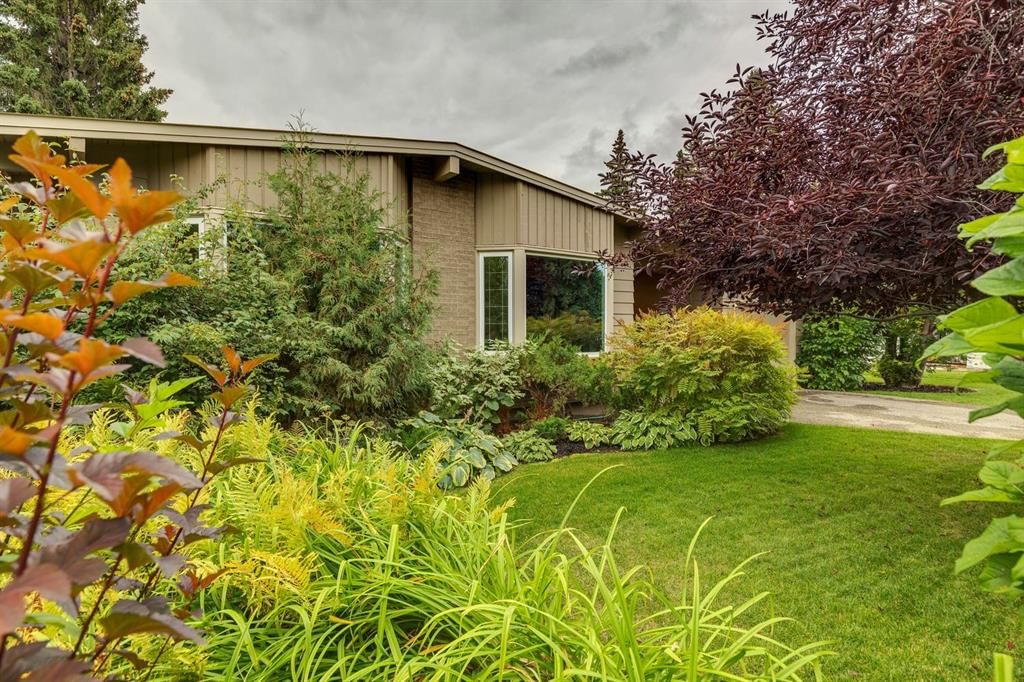 1415 Chardie Place SW, Calgary — main listing photo