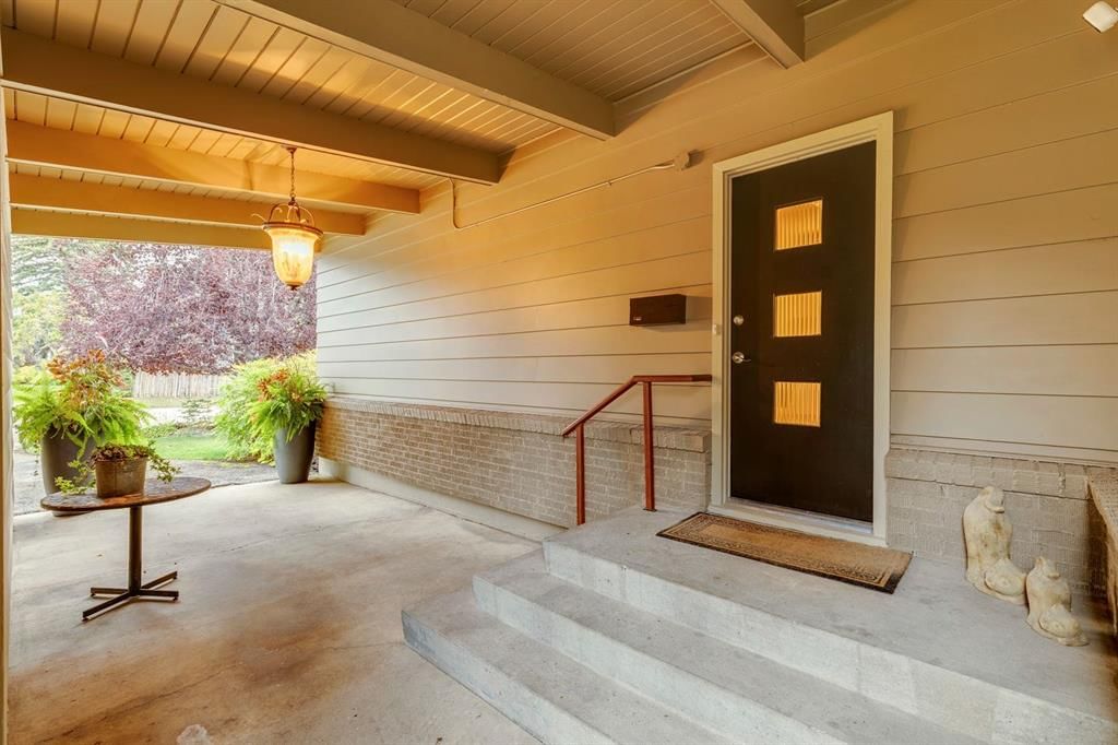 1415 Chardie Place SW, Calgary — photo 4 of 38