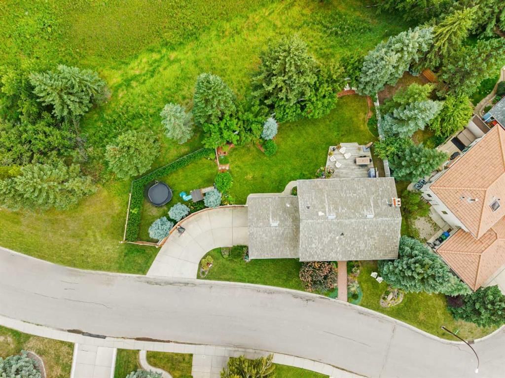 72 Woodacres Crescent SW, Calgary — photo 3 of 50