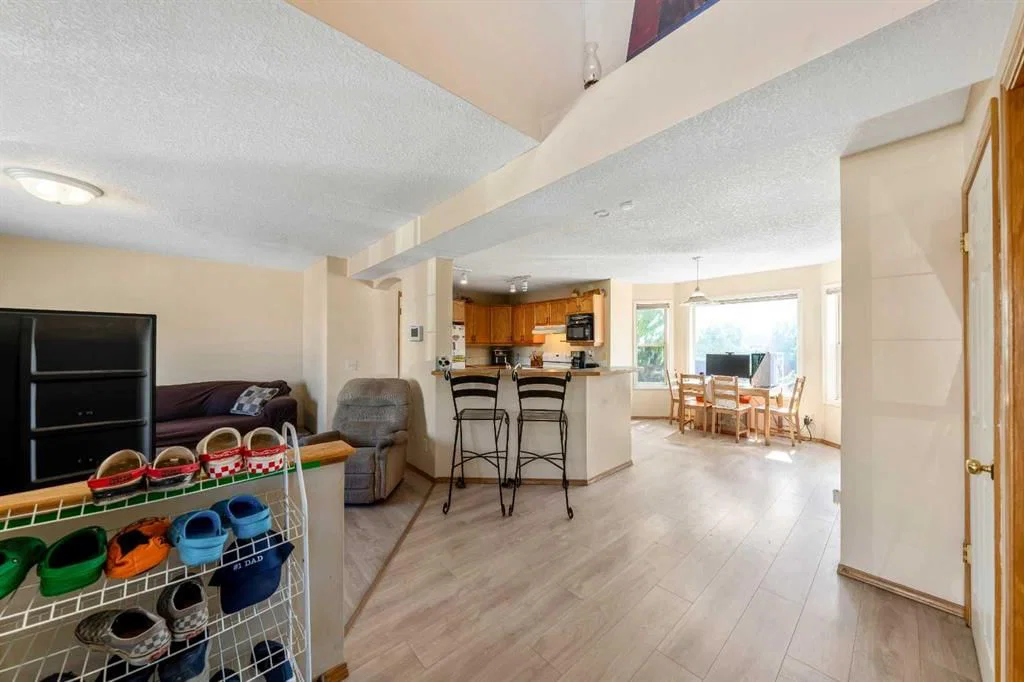 184 Erin Meadow Way SE, Calgary — photo 5 of 27