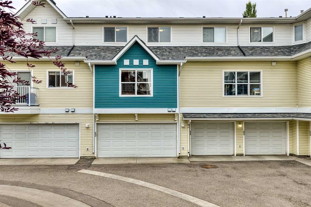 224 Mckenzie Towne Link SE, Calgary — photo 3 of 37