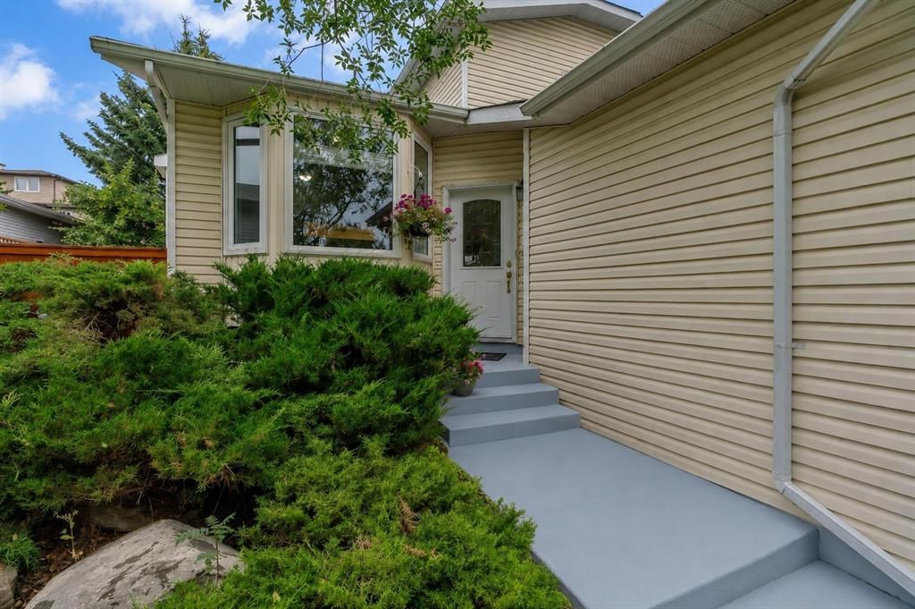 139 Shawnessy Drive SW, Calgary — photo 2 of 49