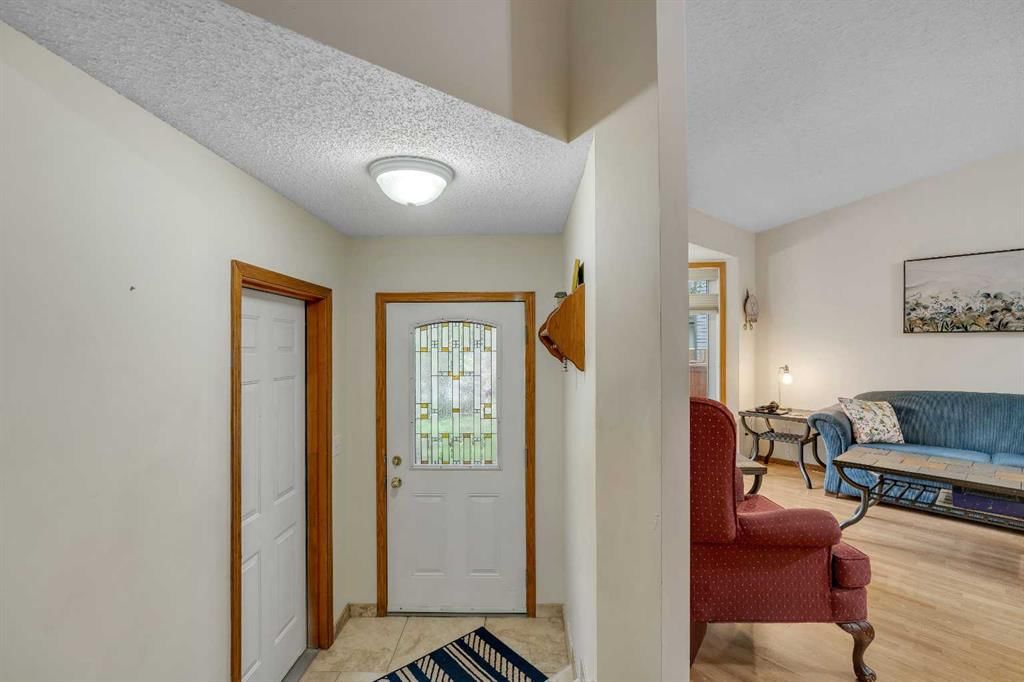 139 Shawnessy Drive SW, Calgary — photo 3 of 49