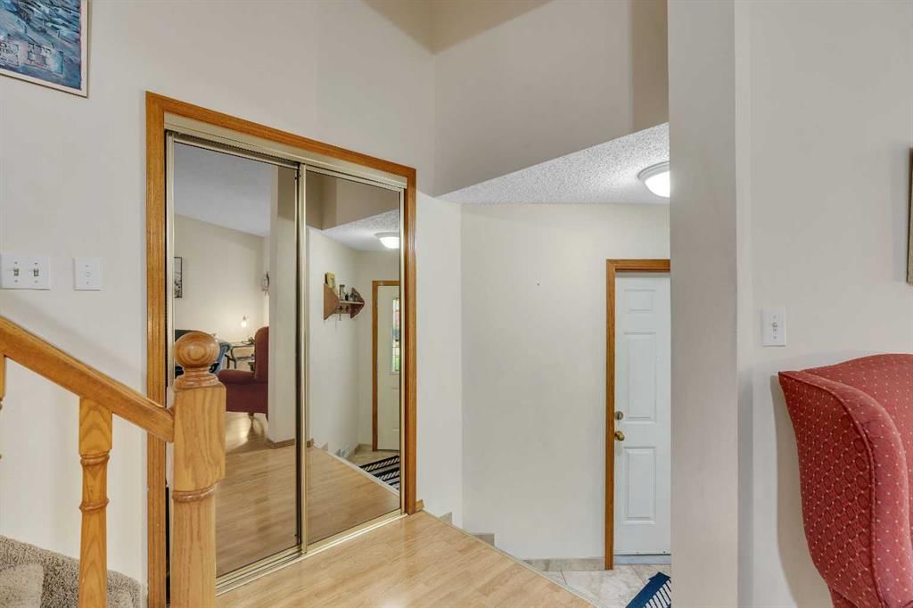 139 Shawnessy Drive SW, Calgary — photo 4 of 49