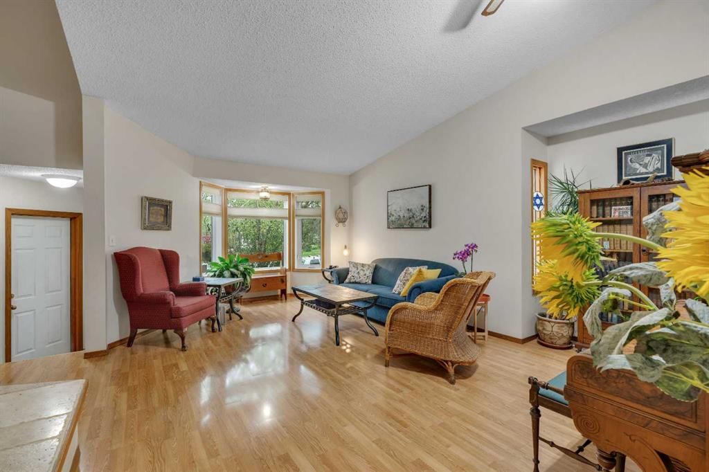 139 Shawnessy Drive SW, Calgary — photo 5 of 49