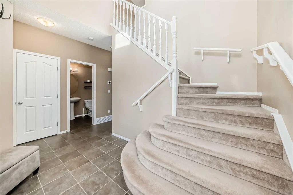 73 Royal Birch Way NW, Calgary — photo 4 of 35