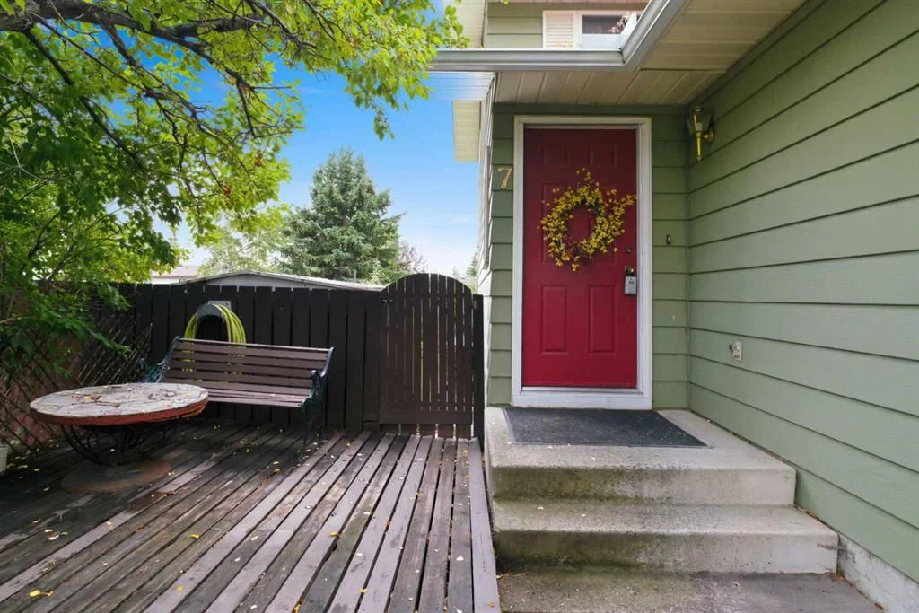 7 Glenport Road E, Cochrane — photo 2 of 34