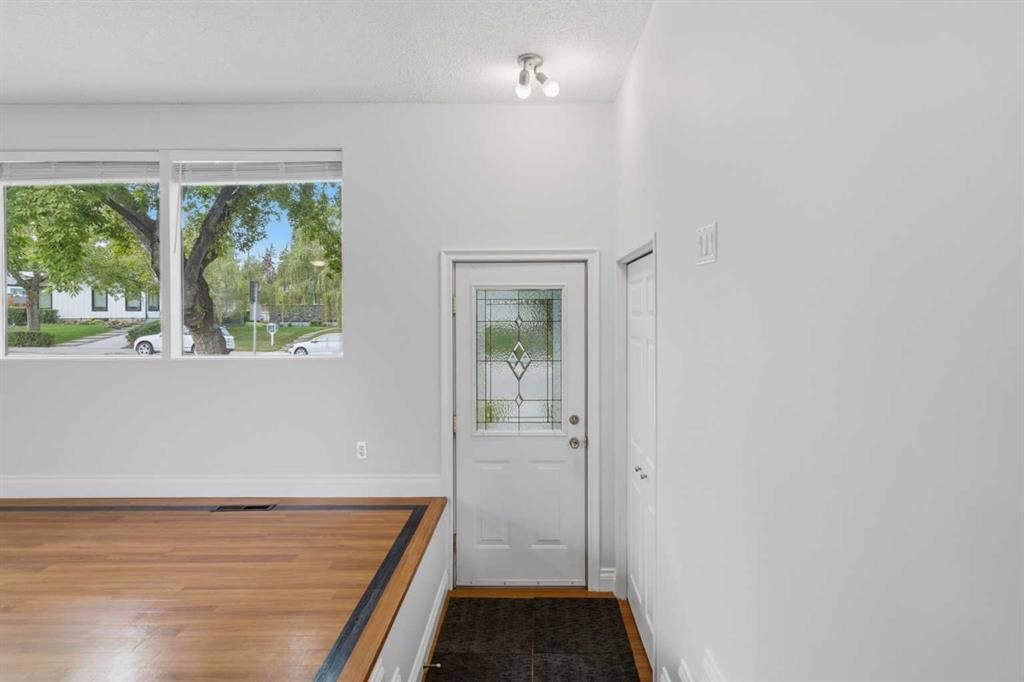 2835 63 Avenue SW, Calgary — photo 5 of 47