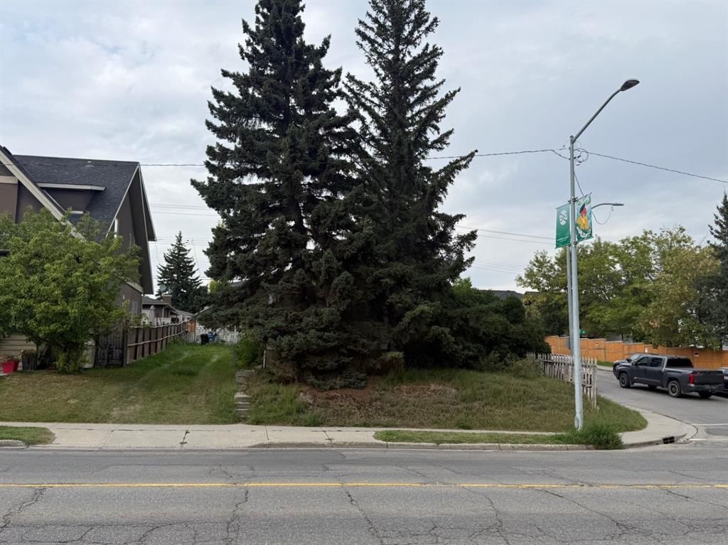 1902 33 Avenue SW, Calgary — main listing photo