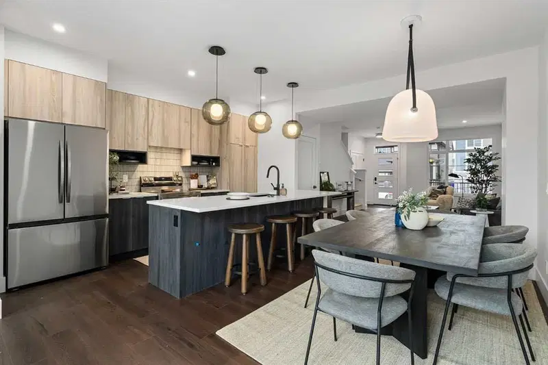 7158 Rangeview Avenue SE, Calgary — main listing photo