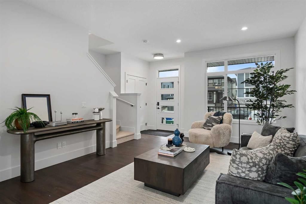 7158 Rangeview Avenue SE, Calgary — photo 5 of 23