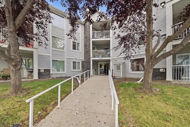 208, 3208 Valleyview Park SE, Calgary — photo 2 of 26