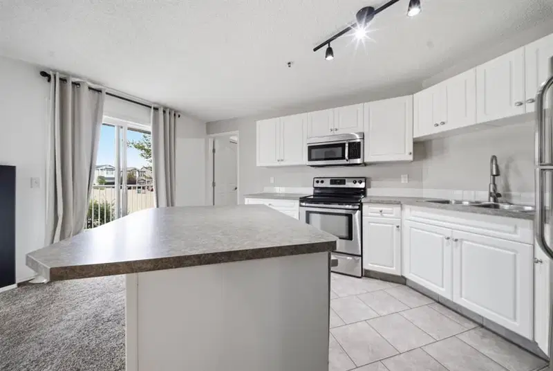 208, 3208 Valleyview Park SE, Calgary — photo 5 of 26
