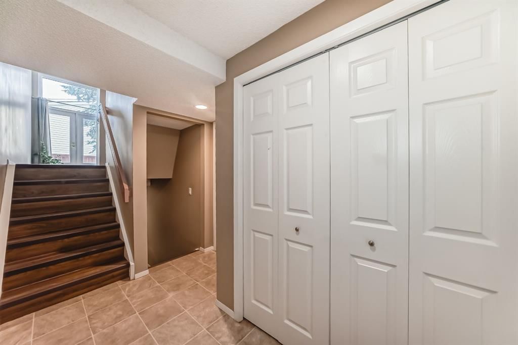 407 Point Mckay Garden NW, Calgary — photo 5 of 38