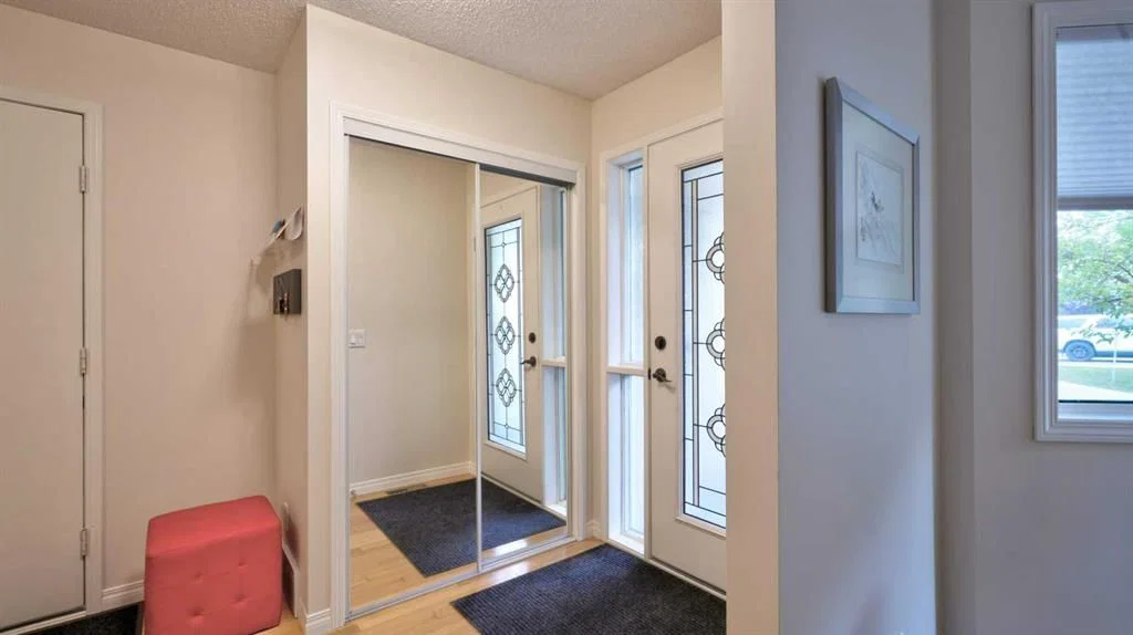 40 Vandoos Villas NW, Calgary — photo 2 of 43