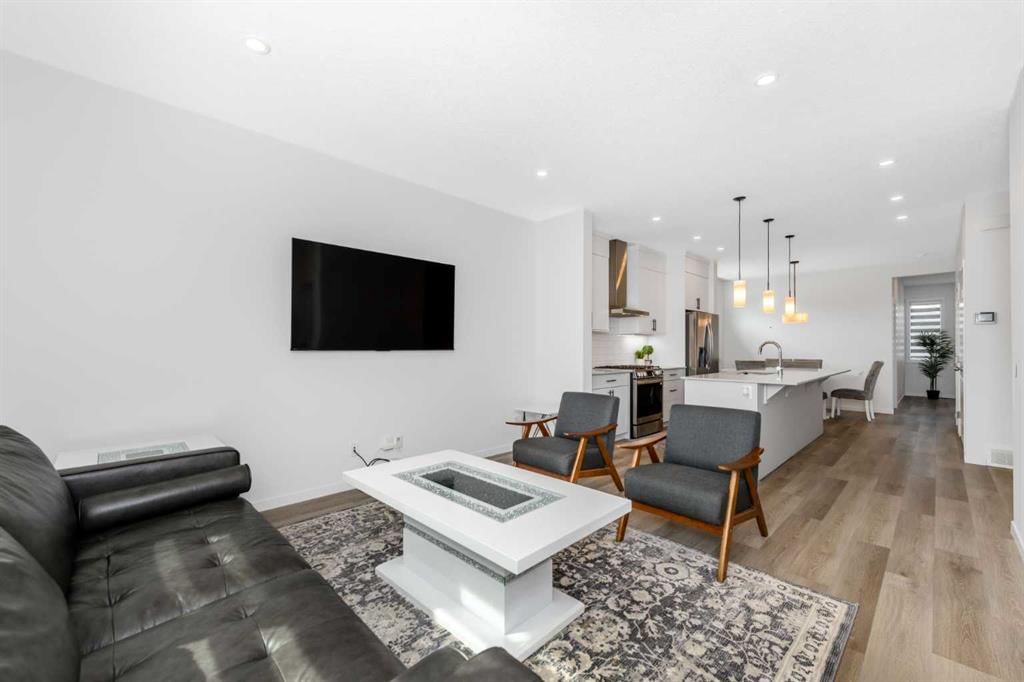 8 CORNER GLEN Avenue NE, Calgary — photo 3 of 36