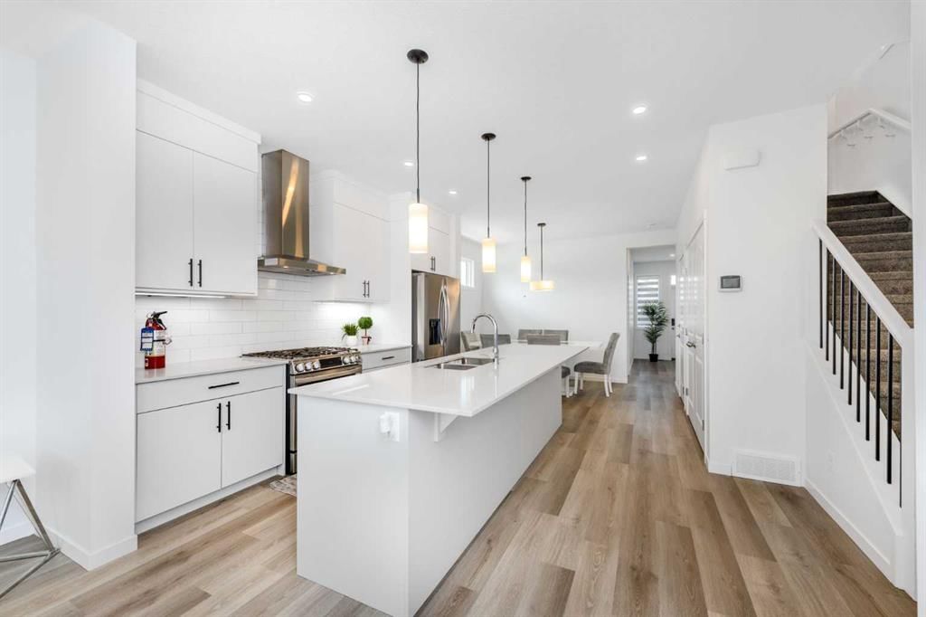 8 CORNER GLEN Avenue NE, Calgary — photo 5 of 36