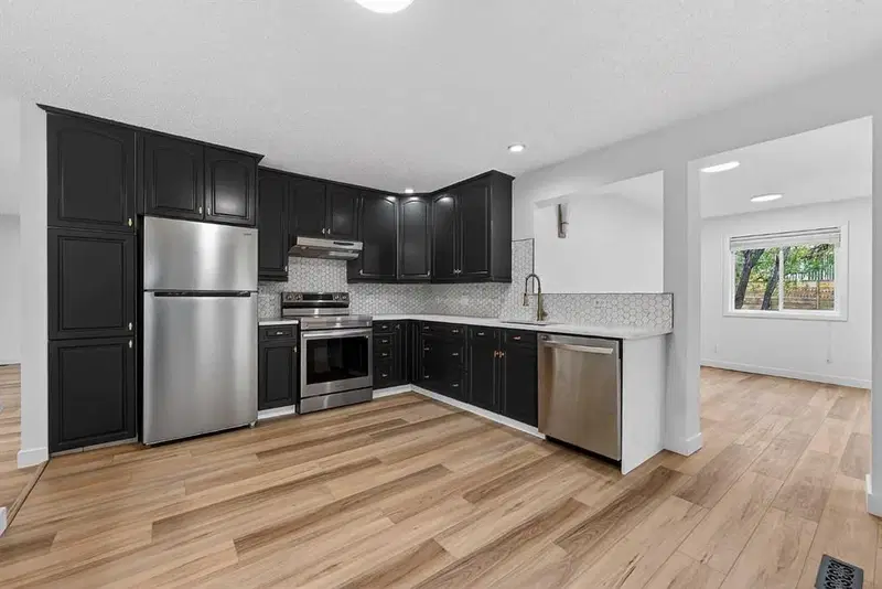 1091 Berkley Drive NW, Calgary — photo 2 of 30