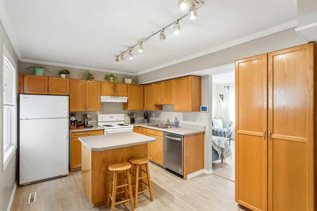 442 Regal Park NE, Calgary — photo 3 of 27
