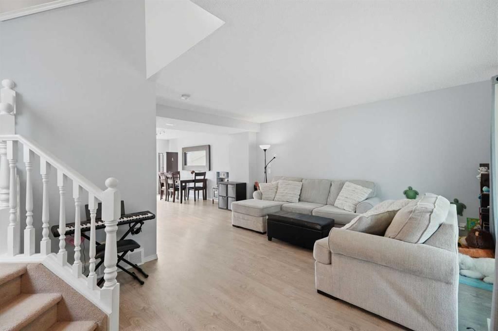 99 Prestwick Circle SE, Calgary — photo 4 of 44