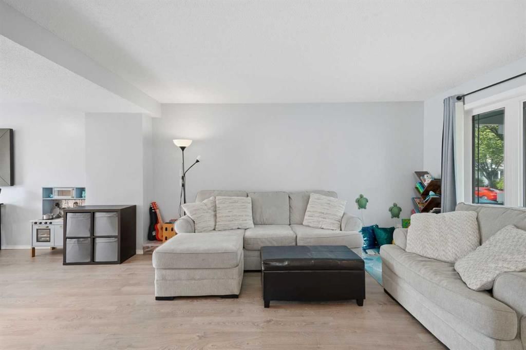 99 Prestwick Circle SE, Calgary — photo 5 of 44