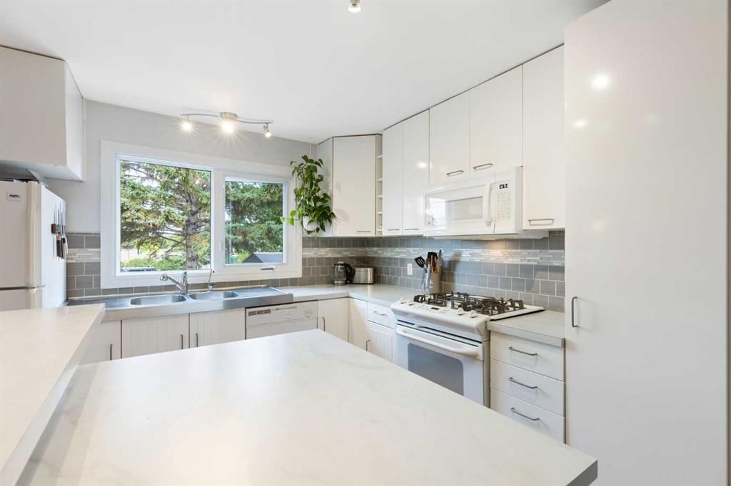 3708 66 Street NW, Calgary — photo 5 of 47