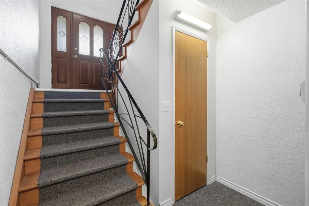 126 Cumberland Drive NW, Calgary — photo 4 of 41