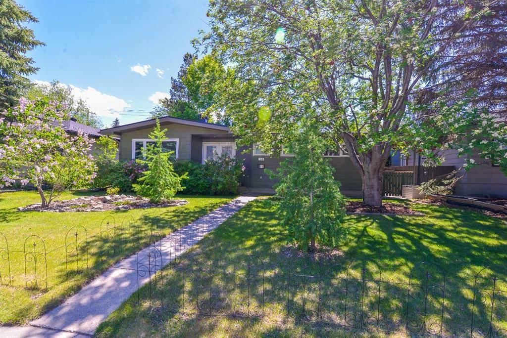 361 Capri Avenue NW, Calgary — main listing photo