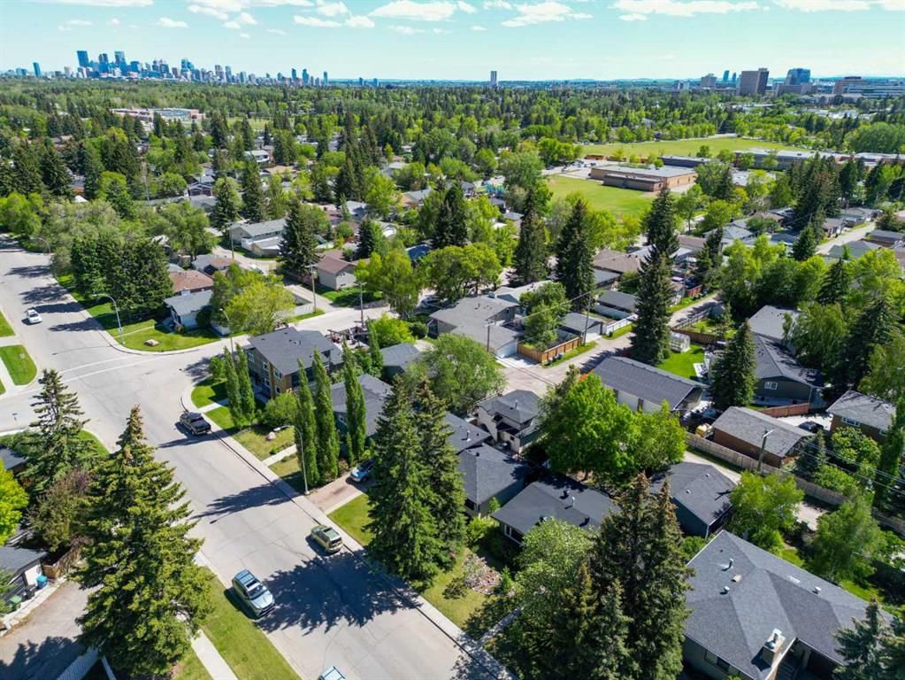 361 Capri Avenue NW, Calgary — photo 2 of 46