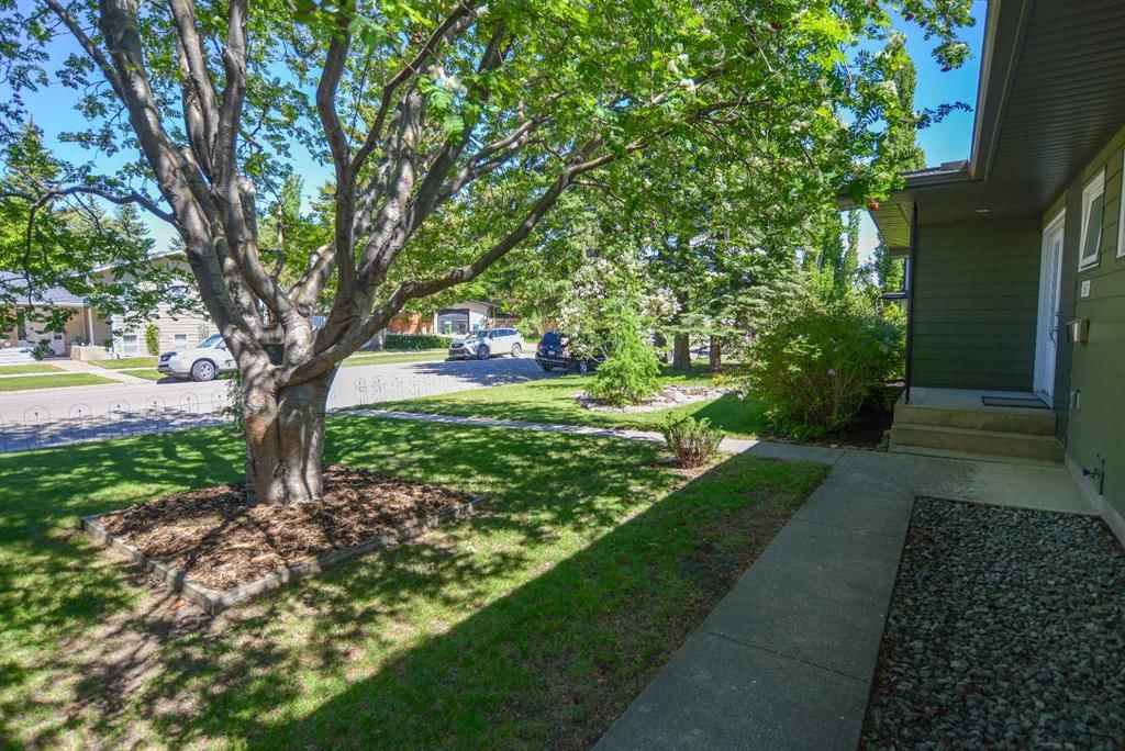 361 Capri Avenue NW, Calgary — photo 3 of 46