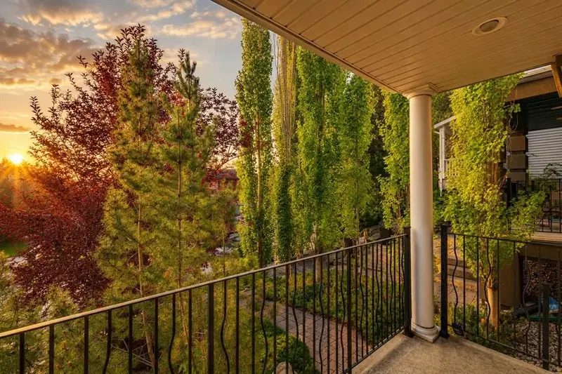 3611 Parkhill Street SW, Calgary — photo 2 of 24