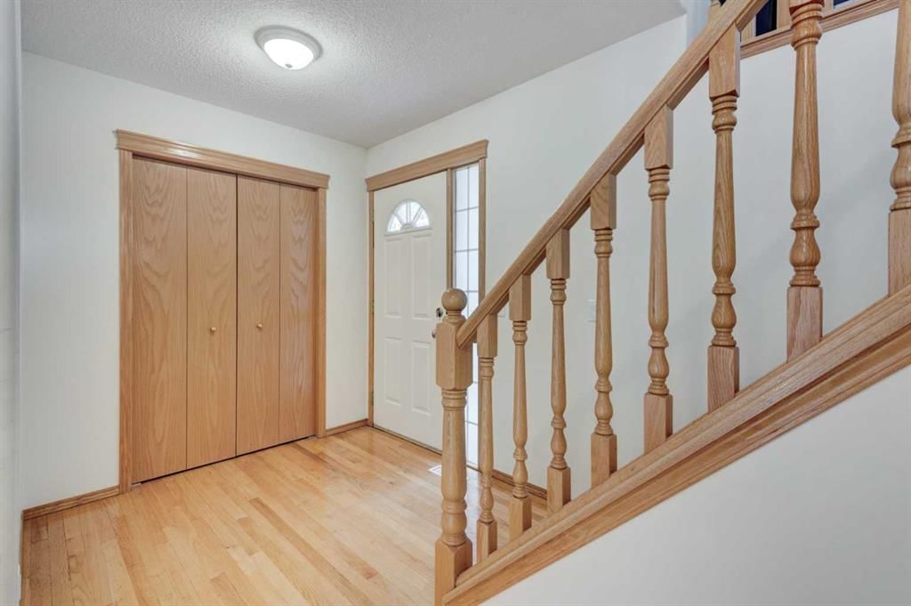 142 Somerset Park SW, Calgary — photo 3 of 35