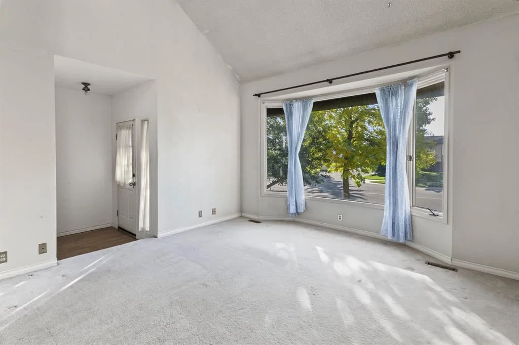 1272 Berkley Drive NW, Calgary — photo 5 of 37