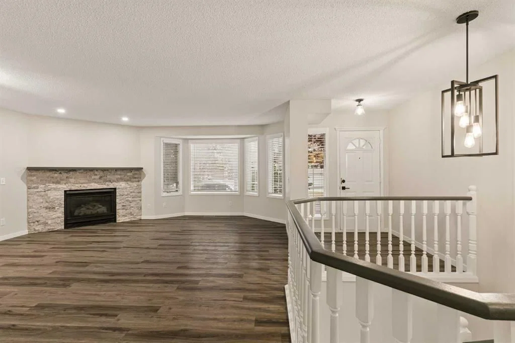 36 Richelieu Court SW, Calgary — photo 3 of 31