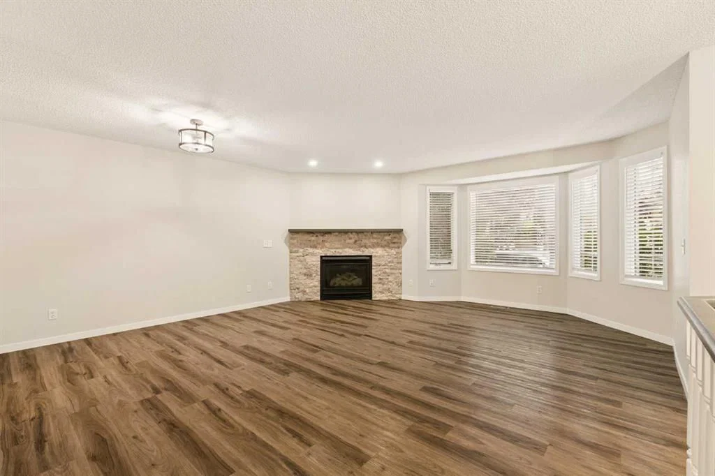 36 Richelieu Court SW, Calgary — photo 5 of 31