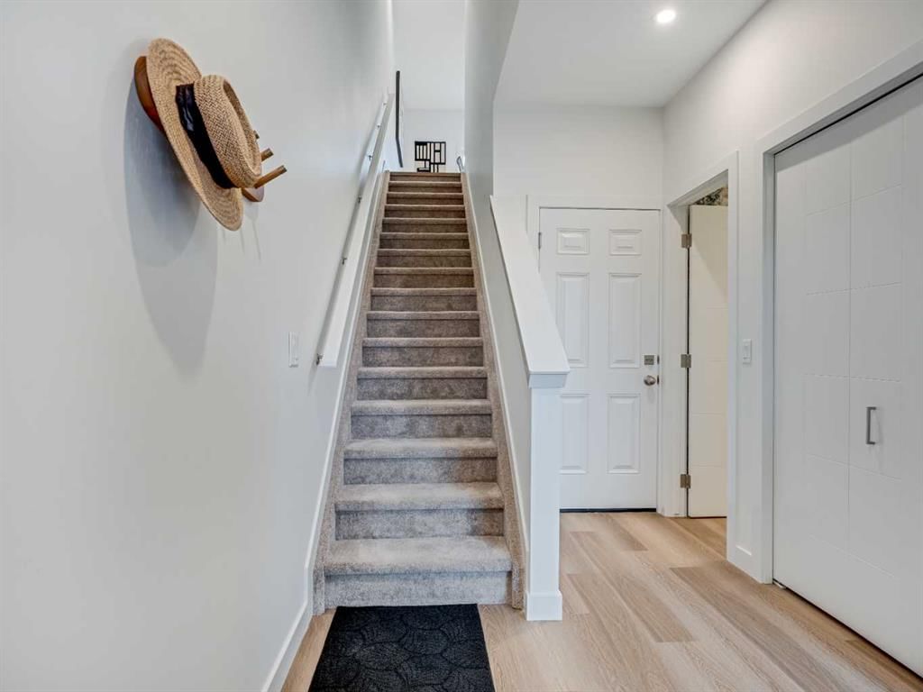 2223 81st Street SW, Calgary — photo 4 of 28